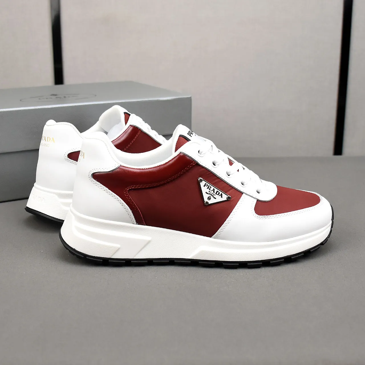 PP460👟👟👟Prada/Prada Prax men's series casual sports shoes Prax sports shoes combine style and comfort, with a unique sports design defined by exquisite materials and details. Fashionable, casual and versatile, it is decorated with an enameled triangle logo on the outside, a Prada Milano printed logo on the tongue, and a 2.5cm lightweight two-tone rubber sole for a comfortable wearing experience! Size: 38-39-40-41-42-43-44 standard leather shoe size